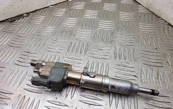 BMW 1 E81 E87 Fuel injector 7589048 13537589048