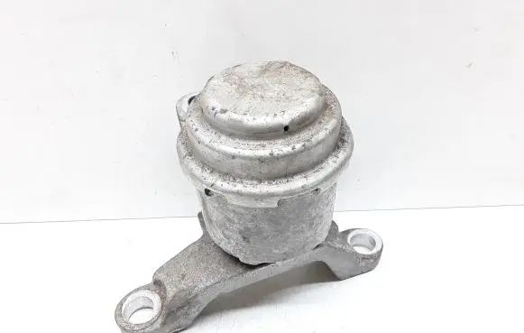 Volvo V70 Engine mount bracket