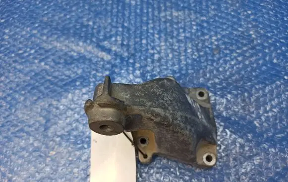 Mercedes-Benz CLS C219 Engine mounting bracket A6422230104