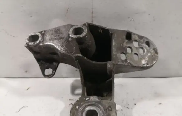 Volkswagen PASSAT B5 Engine mounting bracket 4B0199351B