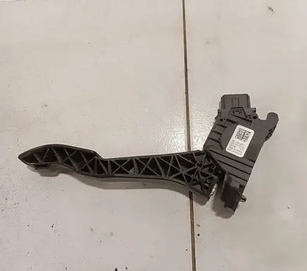 Volkswagen Tiguan Accelerator throttle pedal 5Q1723503L 6PV01062183