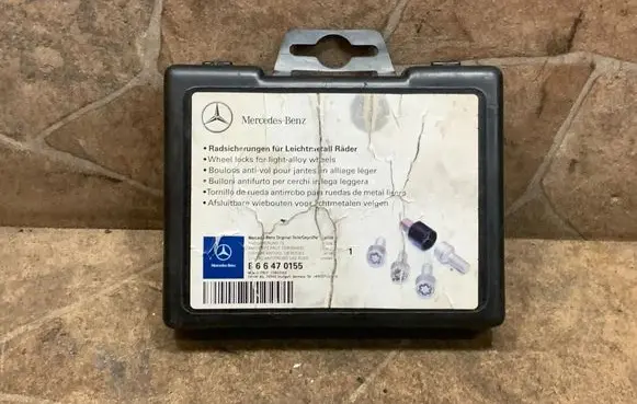 Mercedes-Benz CLS C218 X218 Anti-theft wheel nuts and lock B66470155