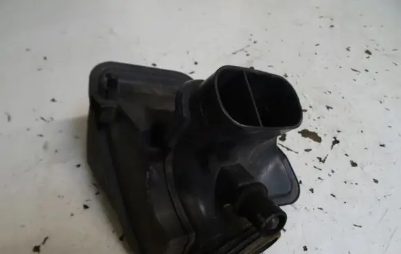 Opel Astra J Intake resonator 13313301E4
