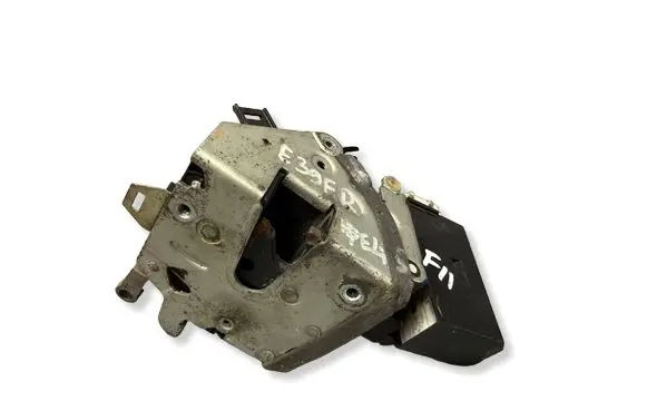 BMW 5 E39 Front door lock 8352165