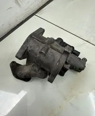 Volkswagen PASSAT B6 EGR valve 03G129637A