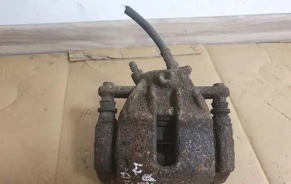Renault Clio III Front brake caliper