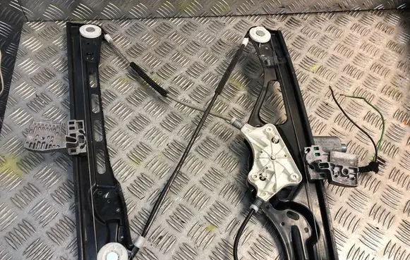 Mercedes-Benz E W211 Front door window regulator with motor 2117200246