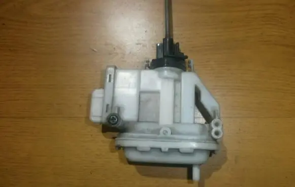 Volkswagen PASSAT B4 Central locking vacuum pump 357862153c