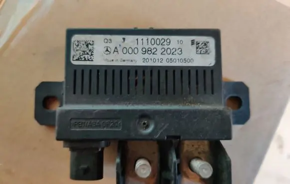 Mercedes-Benz E W212 Charging relay A0009822023