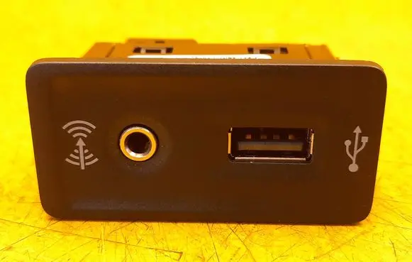 Seat Ibiza IV (6J,6P) USB socket connector 5G0035222F