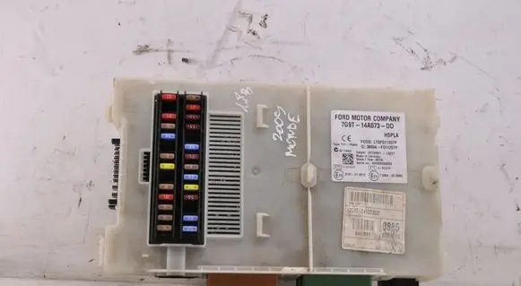 Ford Mondeo MK IV Fuse module 7G9T14A073DD
