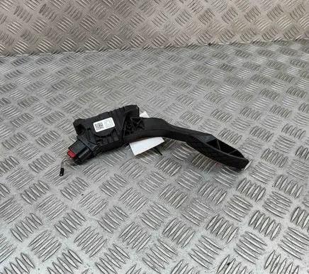 Accelerator throttle pedal
