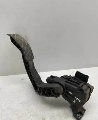 Volkswagen PASSAT B5.5 Accelerator throttle pedal 8D1721523J 01177 011770