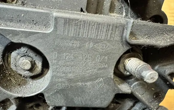 Renault Clio III Generator/alternator 0124425071 8200660033