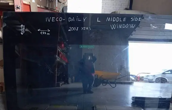 Iveco Daily 35.8 - 9 Rear side window