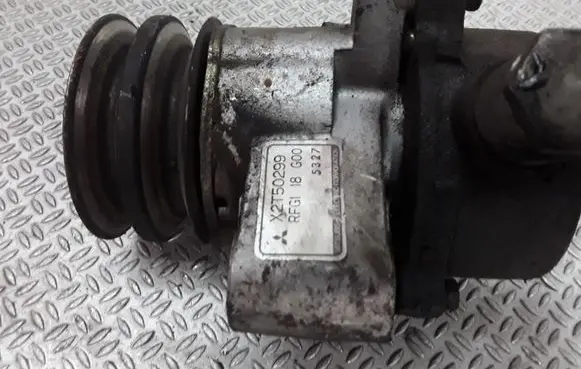 Mazda 626 Vacuum pump X2T50299
