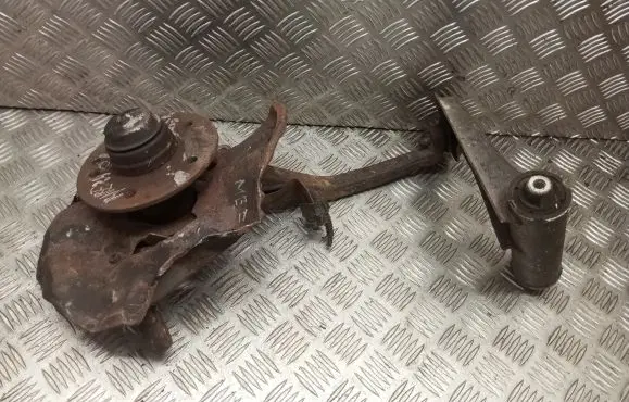 Mercedes-Benz E W210 Front wheel hub 2102201