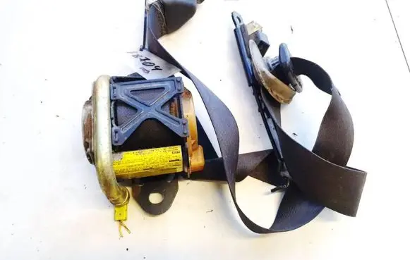 Toyota Avensis Verso Front seatbelt 09043m5