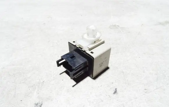 Lexus IS 220D-250-350 Hazard warning light relay 8198030170