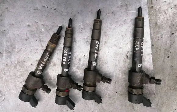 Opel Zafira B Fuel injector 04451106