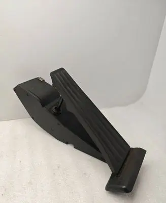 Accelerator throttle pedal