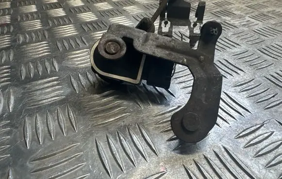 Mercedes-Benz GLC C253 Rear air suspension level height sensor A0009053704