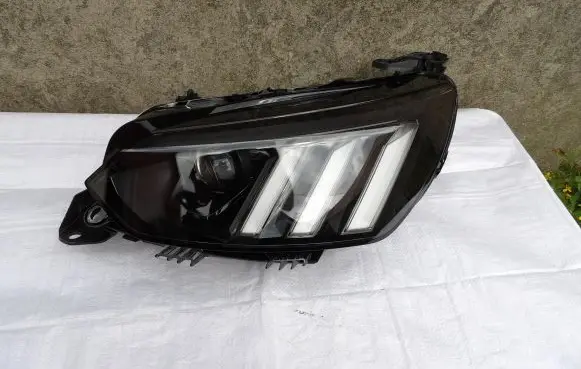 Peugeot 208 Headlight/headlamp 9823194180 90123733 01FCRPL125