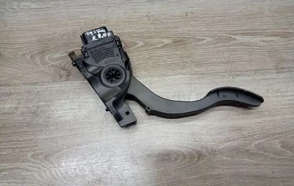 Volvo V70 Accelerator throttle pedal 6G929F836AD