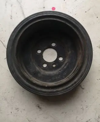Volkswagen Golf V Crankshaft pulley 03G105243