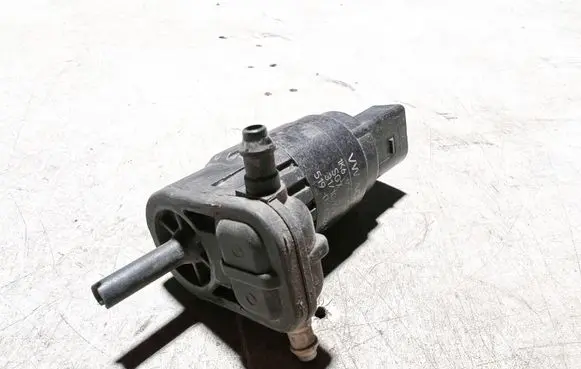 Volkswagen Touran II Windscreen/windshield washer pump 1K6955651