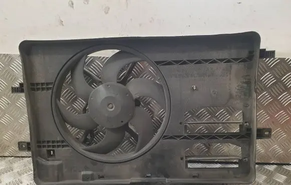 Radiator cooling fan shroud