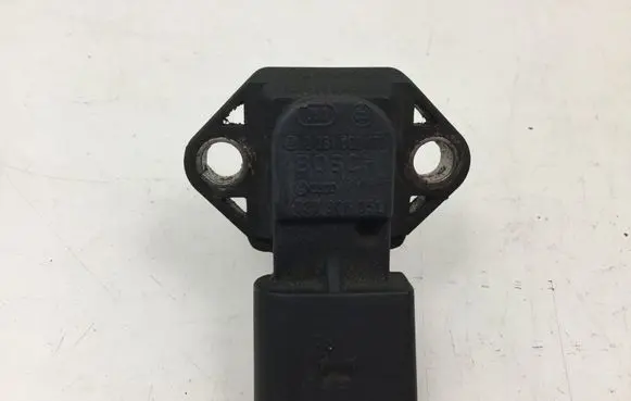 Volkswagen PASSAT B5 Air pressure sensor 038906051