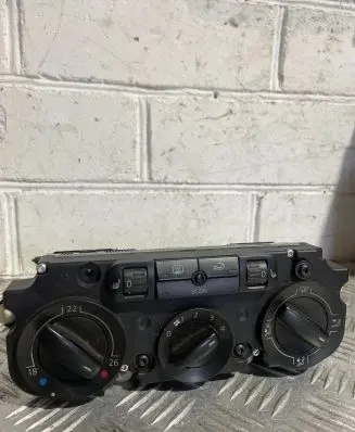 Volkswagen Touran I Climate control unit