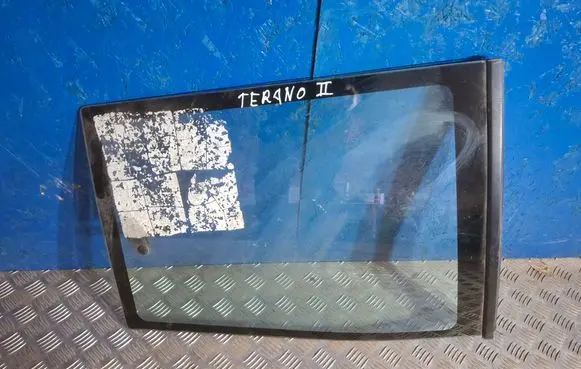 Nissan Terrano Side middle window/glass E943R000042