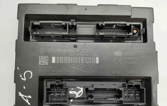 Audi A5 8T 8F Central body control module 8K0907064DC