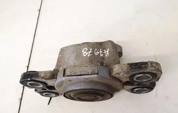 Volvo V70 Engine mount bracket