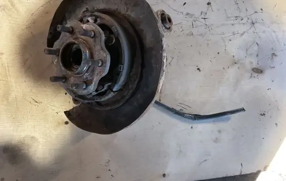 Nissan Pathfinder R51 Rear wheel hub spindle/knuckle 