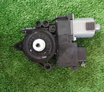 KIA Pro Cee'd III Front door window regulator motor 82460-J7710