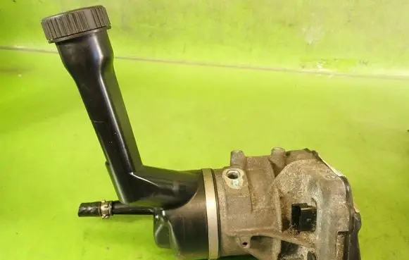Peugeot 308 Power steering pump 9684979180