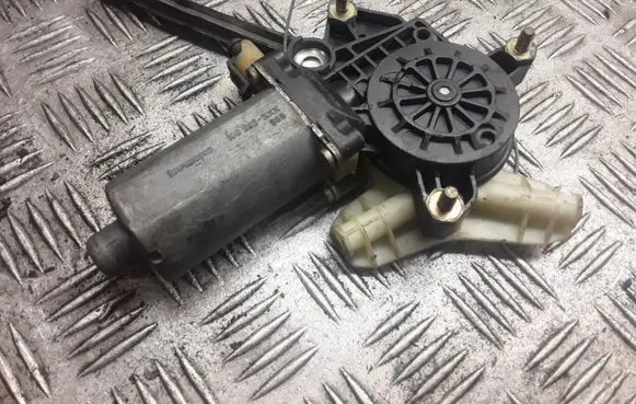 Toyota Avensis T220 Rear door window regulator motor 0130821745 100208XXX