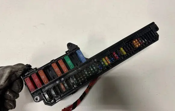 BMW 5 E60 E61 Fuse module 6957330