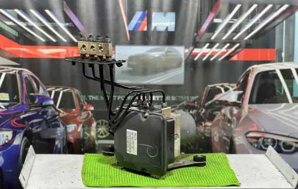 BMW 5 F10 F11 ABS Pump 6851374