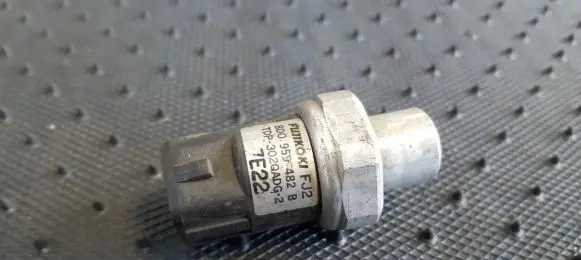 Volkswagen PASSAT B5 Air conditioning (A/C) pressure sensor 8D0959482B TDP-302QADG-2