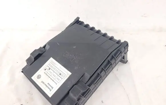 Volkswagen PASSAT B7 Fuse box cover 1K0937132F 1K0937132G