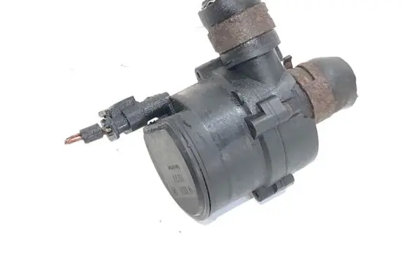 Volkswagen PASSAT B8 Oil filter mounting bracket