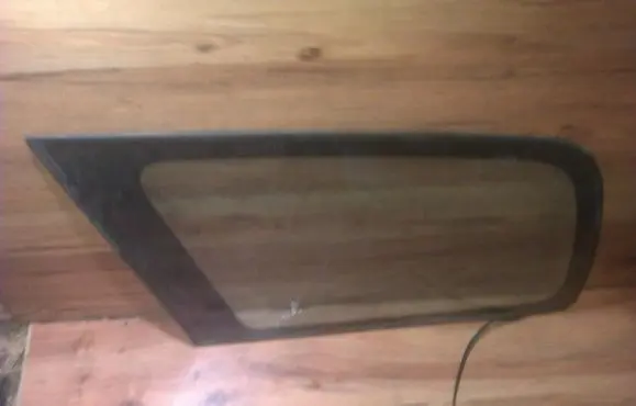 Nissan Sunny Rear side window