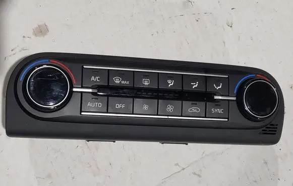 KIA Xceed Air conditioning (A/C) switch 97250-J7270