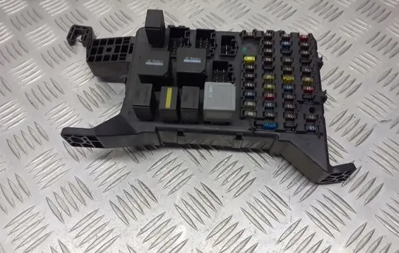 Ford Mondeo Mk III Fuse box cover 4S7T14A073