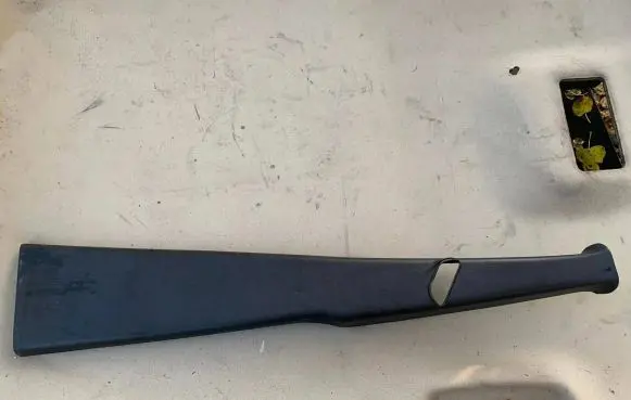 Mercedes-Benz W123 (B) pillar trim (bottom)