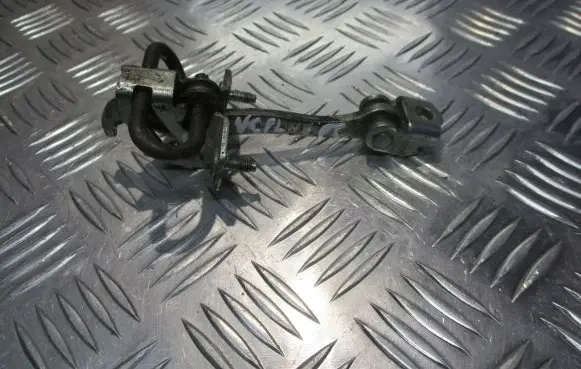 Opel Vectra C Rear door check strap stopper